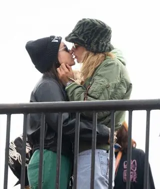 Cara Delevingne i Leah "Minke" Mason na Glastonbury