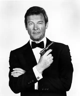 Roger Moore jako James Bond