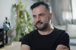 Karol Maciesz ze "ŚOPW" bawi się z dzieckiem Żuchowskich