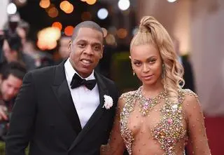 Jay-Z wraz z rodziną bryluje na ściance. Matka Beyoncé nie wierzy w niewinność rapera?