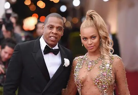 Jay-Z wraz z rodziną bryluje na ściance. Matka Beyoncé nie wierzy w niewinność rapera?
