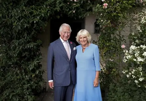 Król Karol III i królowa Camilla opublikowali świąteczną kartkę. Uwagę zwracają krótkie życzenia