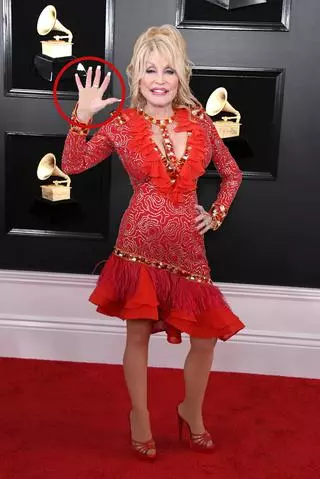 Dolly Parton nosi rękawiczki w kolorze skóry