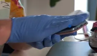 Tomek postanowi oczyścić telfon z odcisków palców 