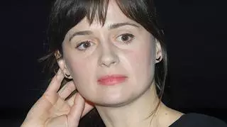 Zamyślona aktorka Agnieszka Grochowska
