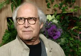 80-letni Chevy Chase spadł ze sceny podczas występu. Aktor porusza się na wózku inwalidzkim