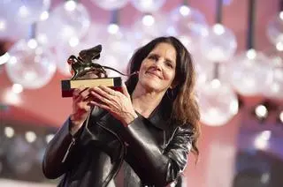 Złotego Lwa 79. Międzynarodowego Festiwalu Filmowego w Wenecji otrzymał film dokumentalny "All the Beauty and the Bloodshed" w reżyserii Laury Poitras.