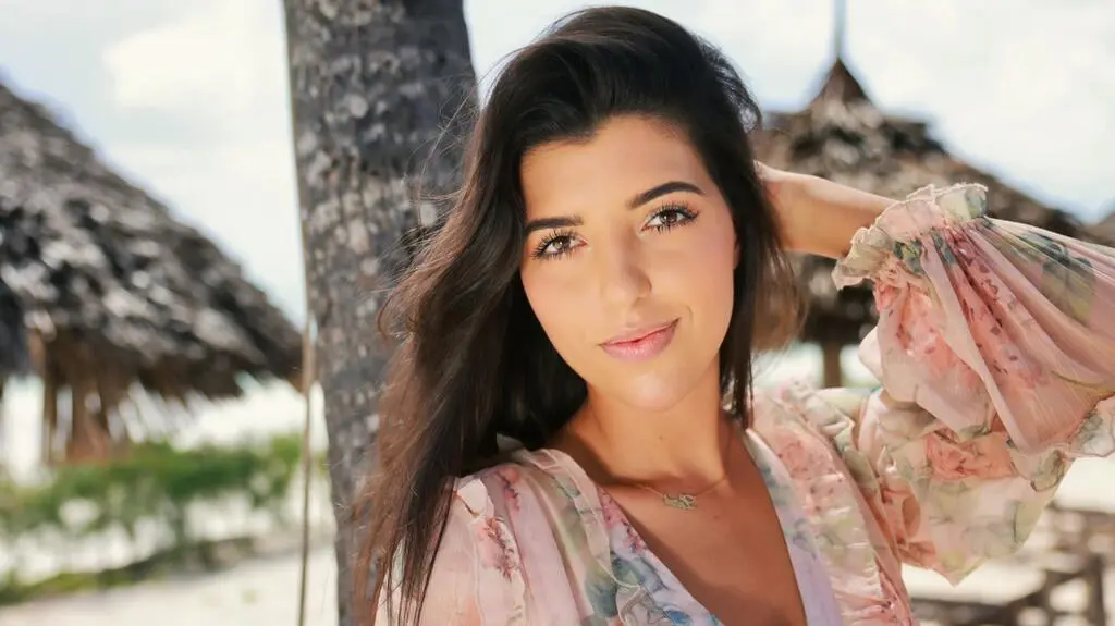 "Hotel Paradise All Stars". Luiza Benzouaoua