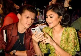 Ich miłość rozkwitła na planie filmowym. Poznali się w pracy i już się nie rozstali – znacie te pary?