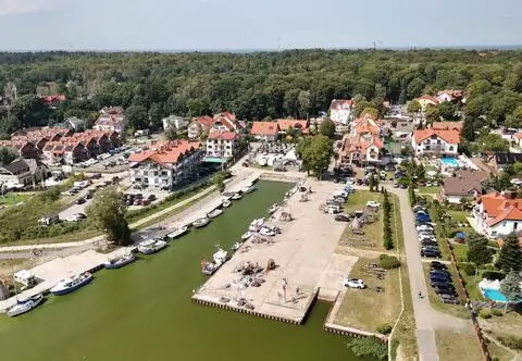 Co do zaoferowania ma Krynica Morska? To raj dla fanów uroczych krajobrazów i wodnych przygód