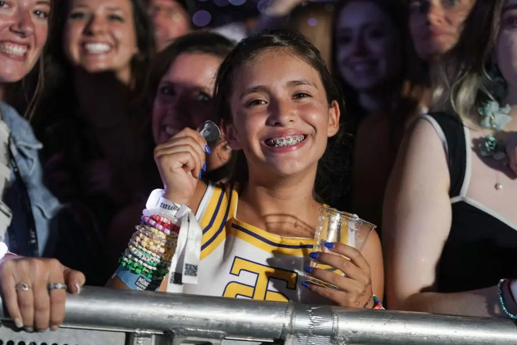 Fanka Taylor Swift z bransoletkami przyjaźni
