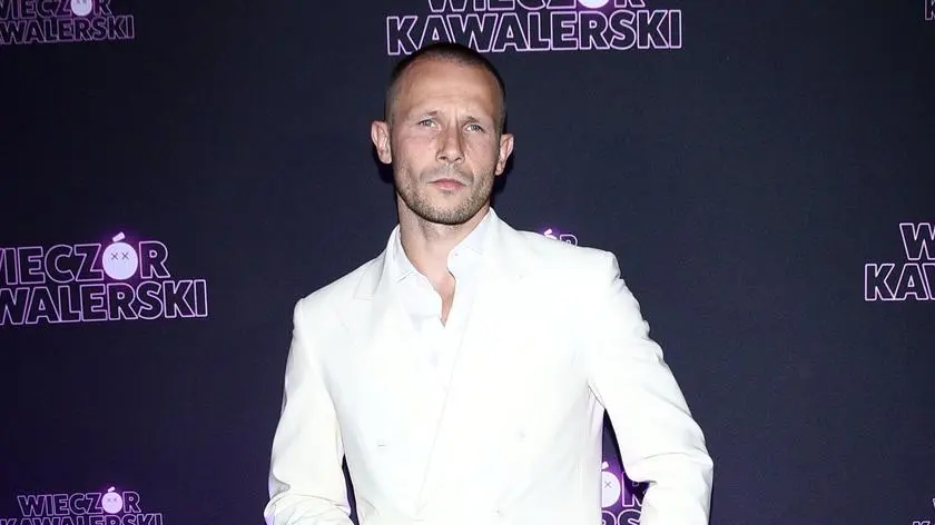 Mateusz Banasiuk na premierze filmu "Wieczór kawalerski"