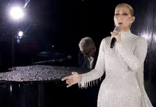 Celine Dion zaśpiewała podczas otwarcia igrzysk olimpijskich. Wystąpiła na wieży Eiffla