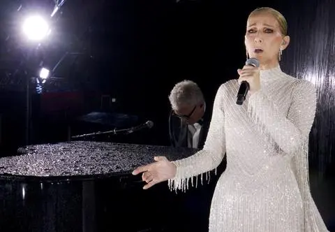Celine Dion zaśpiewała podczas otwarcia igrzysk olimpijskich. Wystąpiła na wieży Eiffla