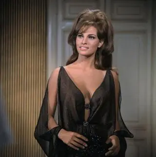 Raquel Welch w filmie "Shoot Loud, Louder... I Don't Understand" z 1996 roku