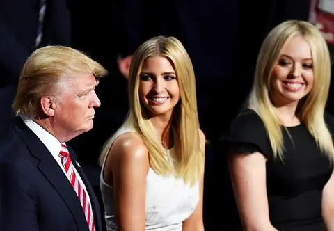 Donald Trump poprowadził młodszą córkę do ołtarza. Bajkowa uroczystość