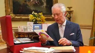 Karol III śmiał się i płakał, czytając tysiące listów z życzeniami. Zobaczcie, co było w środku