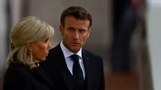 Emmanuel Macron z małżonką w ogniu krytyki. Brytyjskie media: "Faux pas stulecia"