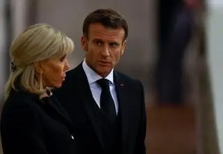 Emmanuel Macron z małżonką w ogniu krytyki. Brytyjskie media: "Faux pas stulecia"
