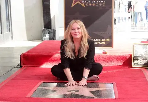 Christina Applegate odsłoniła gwiazdę w Alei Sław. Aktorka poruszała się o lasce