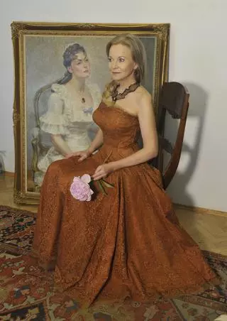 Laura Łącz przy portrecie Niny Andrycz