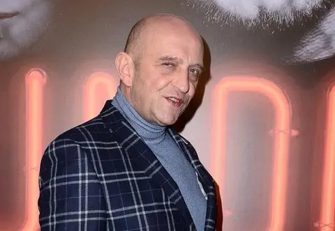 Janusz Chabior pozuje z mamą i bratem. Fani są pod wrażeniem podobieństwa