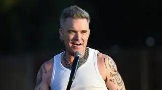 Robbie Williams stracił zęby. "Wcierałem w nie kokainę". Pochwalił się nowym uśmiechem. Reakcja żony bezcenna