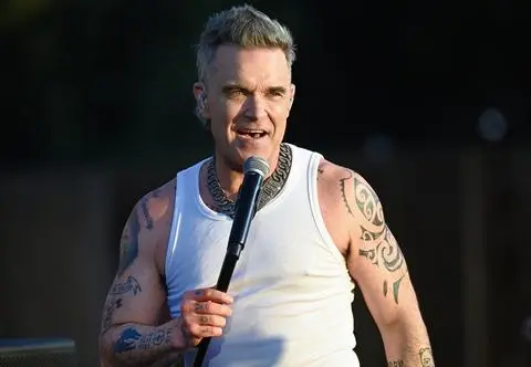 Robbie Williams stracił zęby. "Wcierałem w nie kokainę". Pochwalił się nowym uśmiechem. Reakcja żony bezcenna