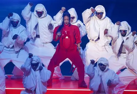 Rihanna zaskoczyła ciążą również ekipę. Do czasu show nikt nie widział o ciąży