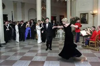 Księżna Diana tańczy z Johnem Travoltą. 1985 roku