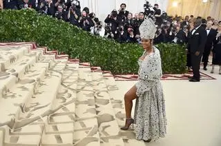 Met Gala. Rihanna w papieskiej mitrze