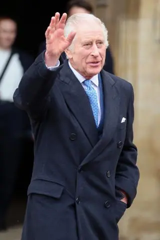 Król Karol III zmierza na wielkanocne nabożeństwo