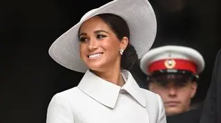 Meghan Markle zadała szyku podczas jubileuszu królowej. Postawiła na biel