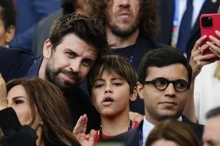 Gerard Pique wraz z synem na trybunach 