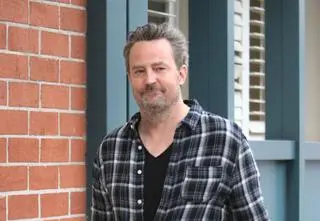 Ujawniono przykre kulisy śmierci Matthew Perry'ego. Wiadomo, co było w jego pokoju