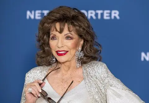 91-letnia Joan Collins pozuje z młodszym o 32 lata mężem. "Jest sobotnia noc, a ja czuję gorączkę!"
