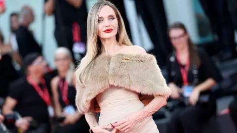 Angelina Jolie pozuje nowym wydaniu w Wenecji. Internauci podzieleni. "Bosko" vs "Niezdrowo"