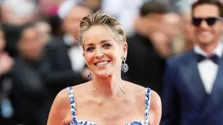 Sharone Stone pozuje topless. "Z wdzięcznością niedoskonała w doskonałym dniu" 