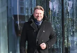 Michał Milowicz na świątecznym zdjęciu z ukochaną. Para spodziewa się dziecka
