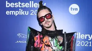 Michał Szpak przeciwko homofobii. Wokalista całuje się w centrum Warszawy