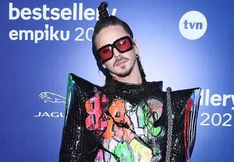 Michał Szpak przeciwko homofobii. Wokalista całuje się w centrum Warszawy