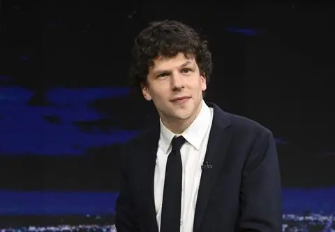 Jesse Eisenberg nakręcił film w Polsce. W obsadzie światowe gwiazdy. Jest zwiastun
