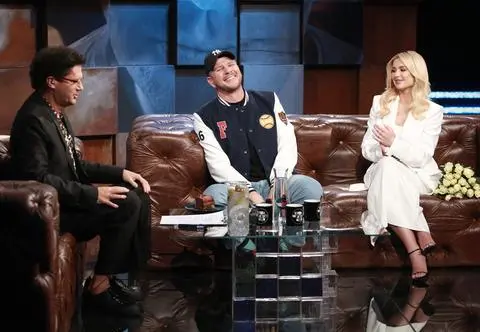 Kto pojawi się w 3. odcinku programu "Kuba Wojewódzki"? Filip Chajzer i Wersow na sławnych kanapach