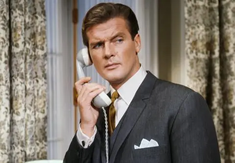 Żony stosowały wobec niego przemoc domową. Roger Moore cztery razy stawał na ślubnym kobiercu