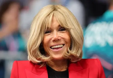 Brigitte Macron na pokazie mody. Wszyscy patrzyli na jej nogi! Nie zabrakło kontrowersji