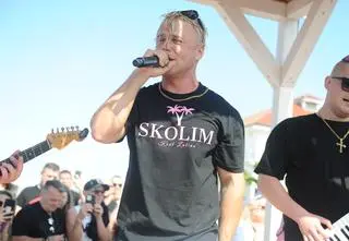 Skolim zaatakowany na koncercie. Został uderzony kamieniem w głowę