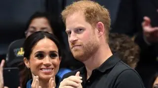 Książę Harry i Meghan Markle działali na szkodę Karola III? Królewski ekspert wytoczył im ciężkie działa