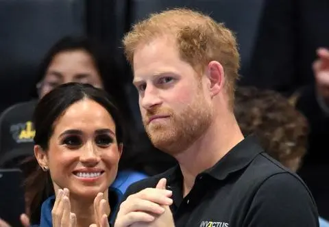 Książę Harry i Meghan Markle działali na szkodę Karola III? Królewski ekspert wytoczył im ciężkie działa