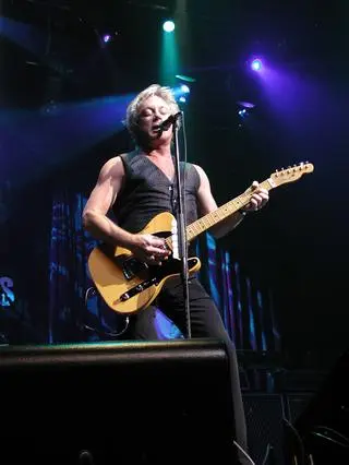 Eric Carmen podczas koncertu The Raspberries, 2005 rok