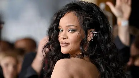 Rihanna w pierwszej sesji z dzieckiem. Zadaje szyku na okładce "Vogue'a"